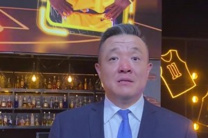 杨健：火箭今天的进攻表现得太崩溃了，关键时刻没后卫来支配球